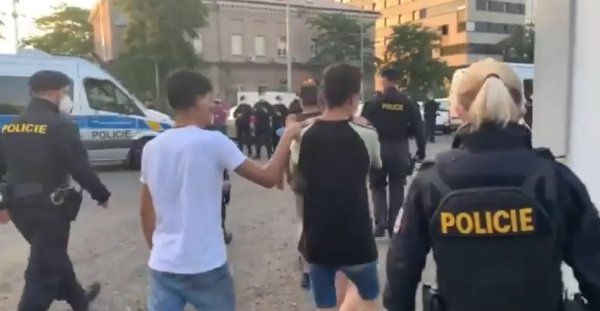 VIDEO: Po honičce v centru Prahy policie zadržela 29 migrantů, řidič s dodávkou havaroval