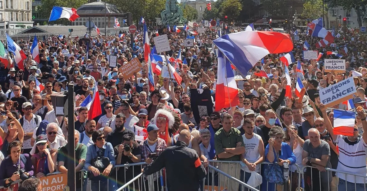 Po celé Francii opět protestovali lidé proti zavedení covidových pasů a segregaci