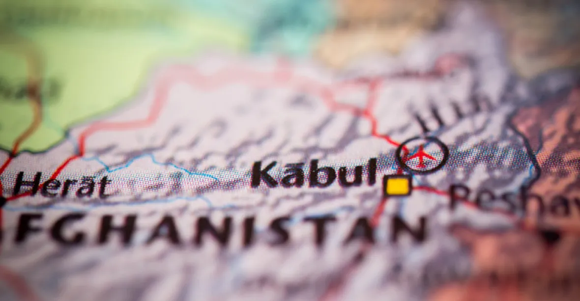 Útěk přechází v drama: Panika v Kábulu, letiště plné lidí ve snaze uniknout. Biden posílá další vojáky a bombardéry