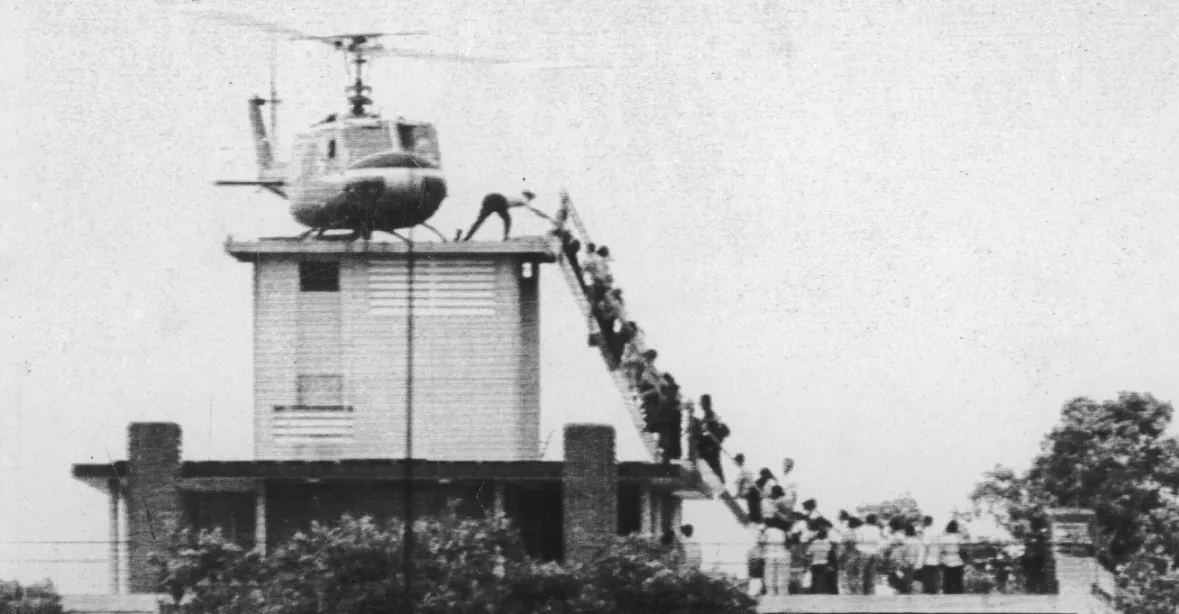 Kábul jako Saigon 1975? Snímky evokují úprk z Vietnamu, USA to odmítají