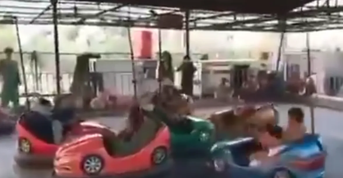 Kratochvíle Tálibánu na videu: Bojovníci zašli do posilovny a jezdit na autodrom