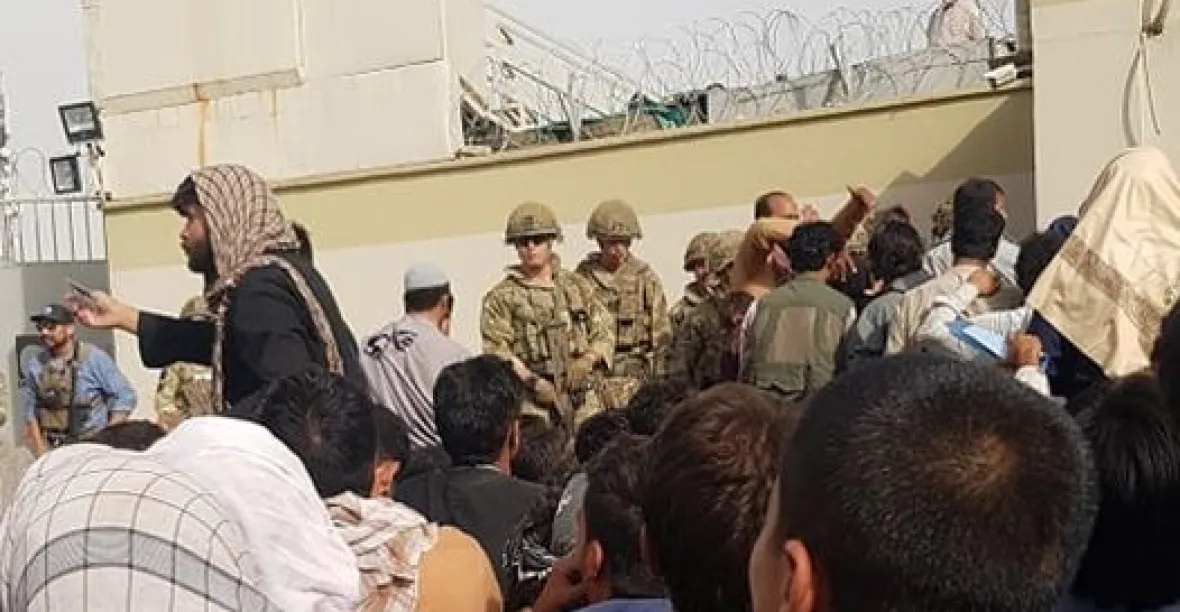 Na letišti v Kábulu zemřelo už dvanáct lidí, uvádí NATO i Tálibán