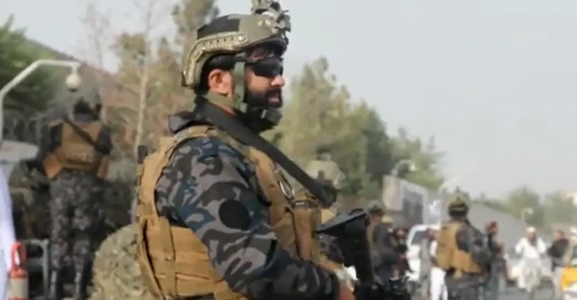 Elitní jednotka Tálibánu se předvádí v americké výstroji a zesměšňuje ikonickou fotku
