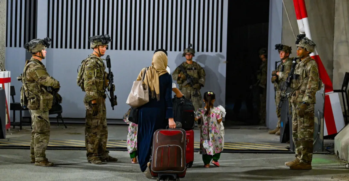 Američtí vojáci se začali stahovat z kábulského letiště, oznámil Pentagon