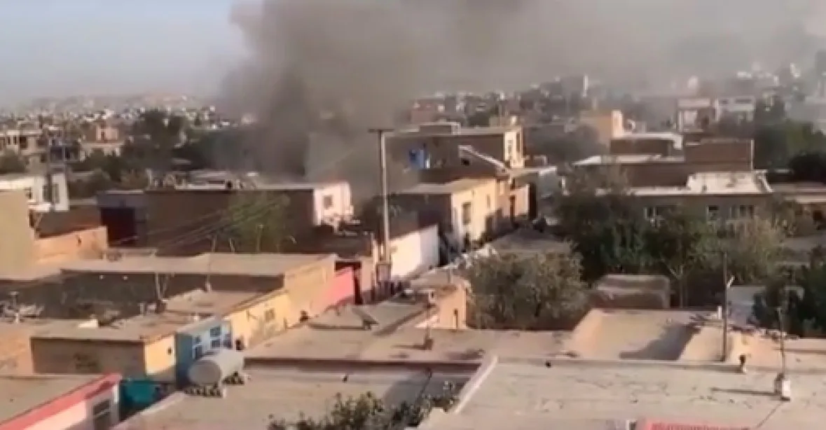 Kábulem otřásl další výbuch. Američané zasahovali proti džihádistům, zemřelo dítě