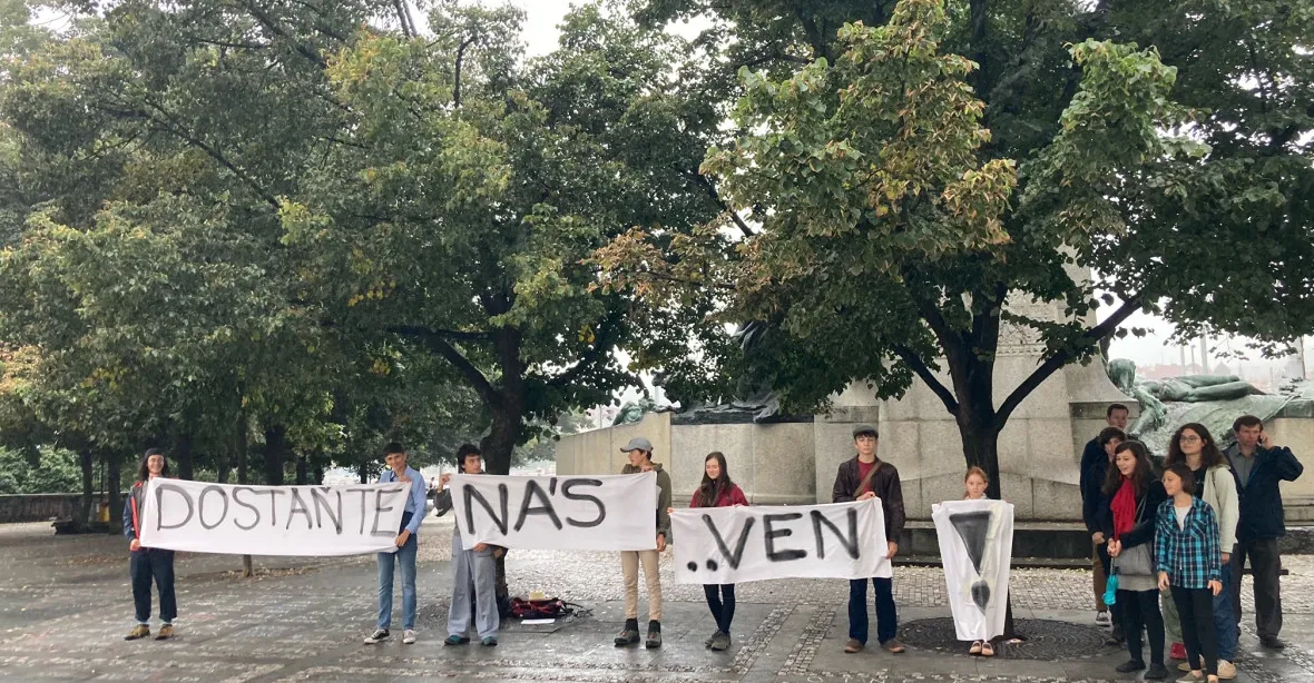„Nejsme jen čísla.“ Studenti preventivně protestovali proti možnému znovuzavření škol