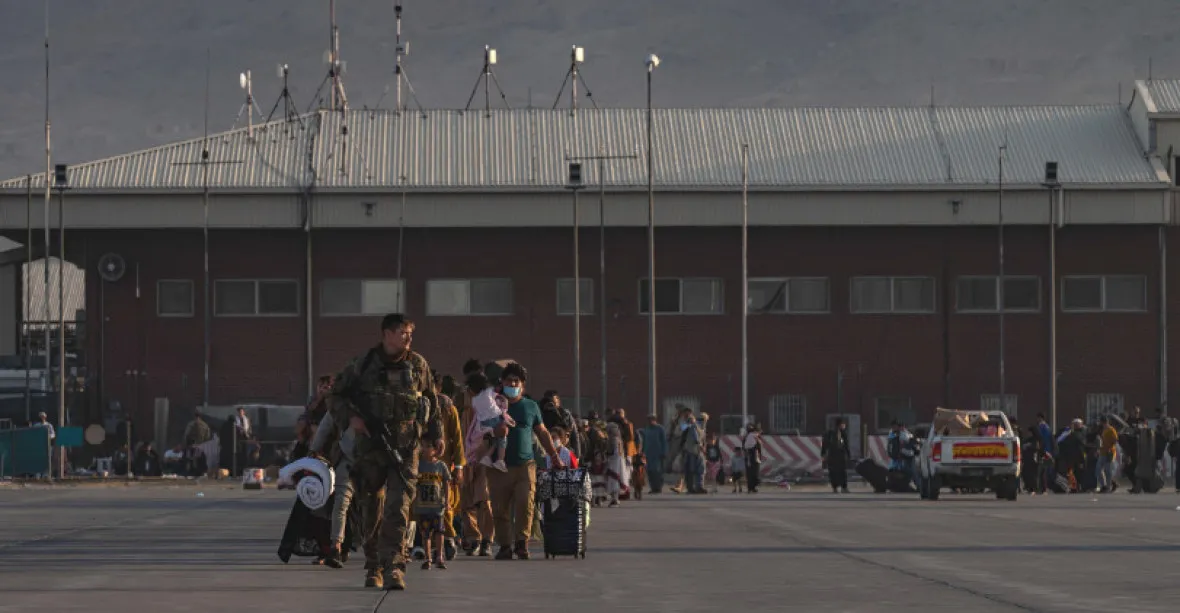 Americká armáda svěřila Tálibánu eskorty Američanů ke kábulskému letišti
