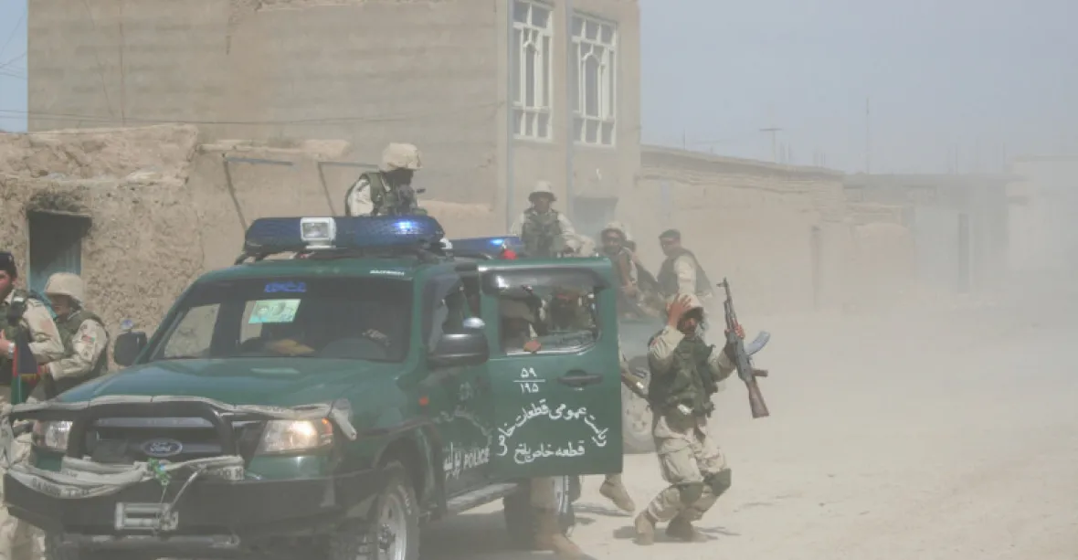 VIDEO: Tálibán uspořádal přehlídku svých nových zbraní. Ukořistil je americkým vojákům