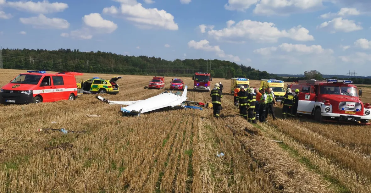 Na Kladensku se zřítilo malé letadlo, dva lidé nehodu nepřežili