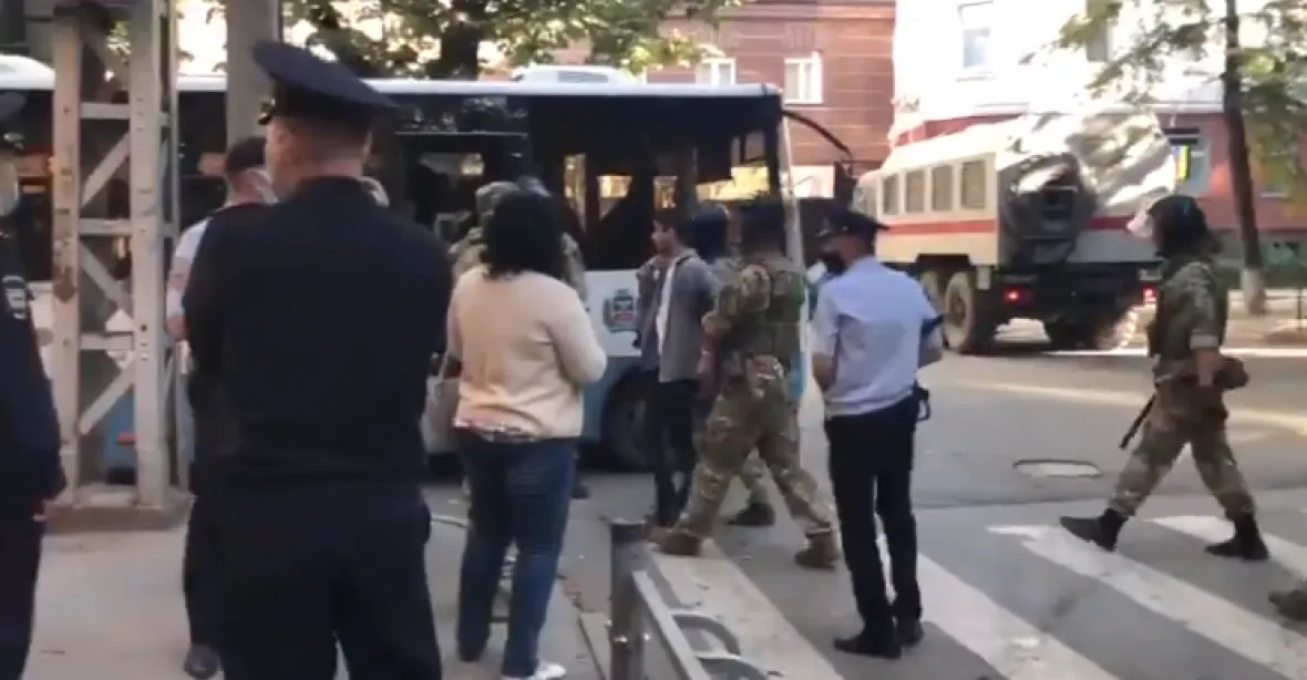 Tataři na Krymu protestovali proti ruským úřadům. Ruské bezpečnostní složky většinu z nich zadržely