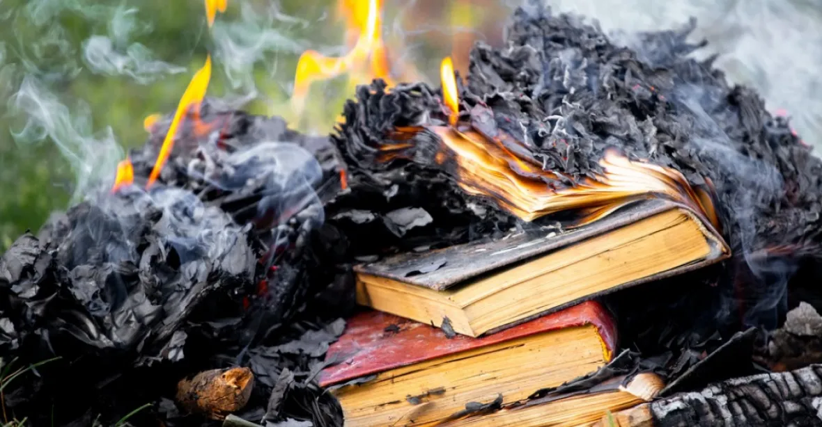 V Kanadě se začalo s pálením zakázaných knih. Na hranici skončil i Asterix a Tintin