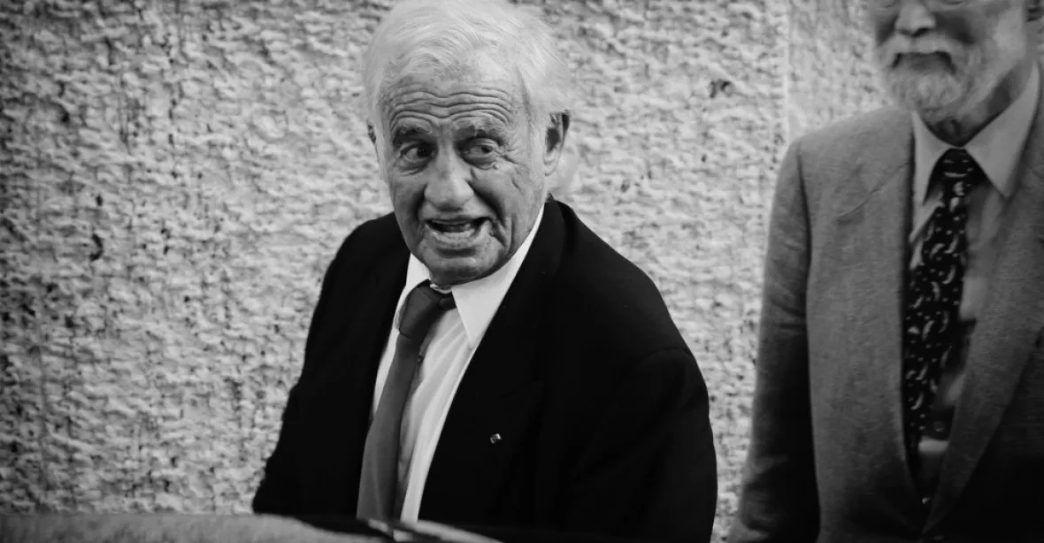 VIDEO: Za slzy se u rozloučení s Belmondem nestyděli ani muži. Dorazil i Alain Delon