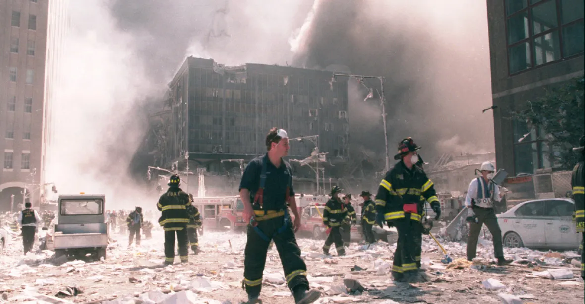 Trosky mrakodrapu zavalily makléře. „Pak jsem ucítil chuť štěrku. Byl jsem naživu,“ vzpomíná na 11. září