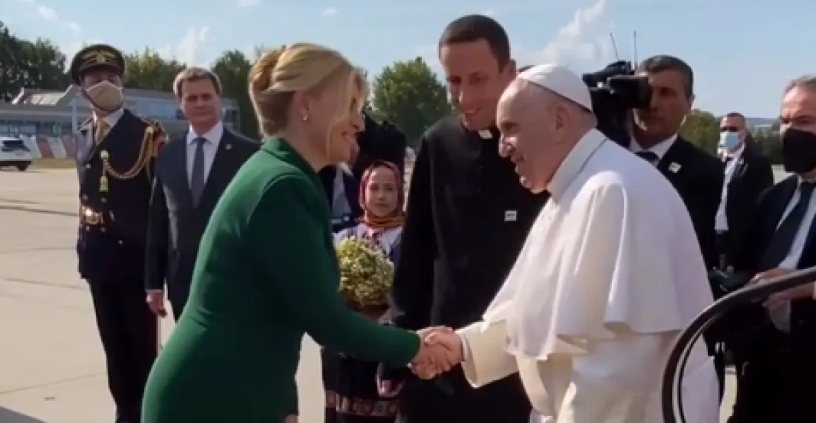 Čaputová přivítala papeže Františka. Na Slovensku zůstane do středy