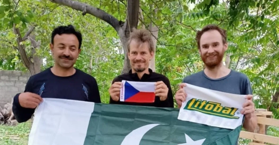 V Pákistánu dál pátrají po dvou českých horolezcích. V místě, kde uvízli, je 30 pod nulou