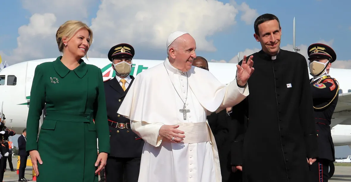 Papež František se setkal s Čaputovou. Slováci ho přivítali potleskem