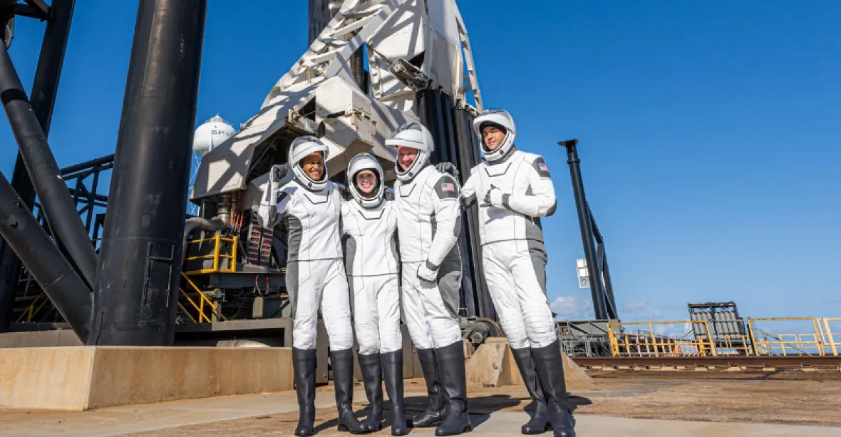 Poprvé bez profesionálního astronauta. Muskova SpaceX udělala skok ve vesmírné turistice