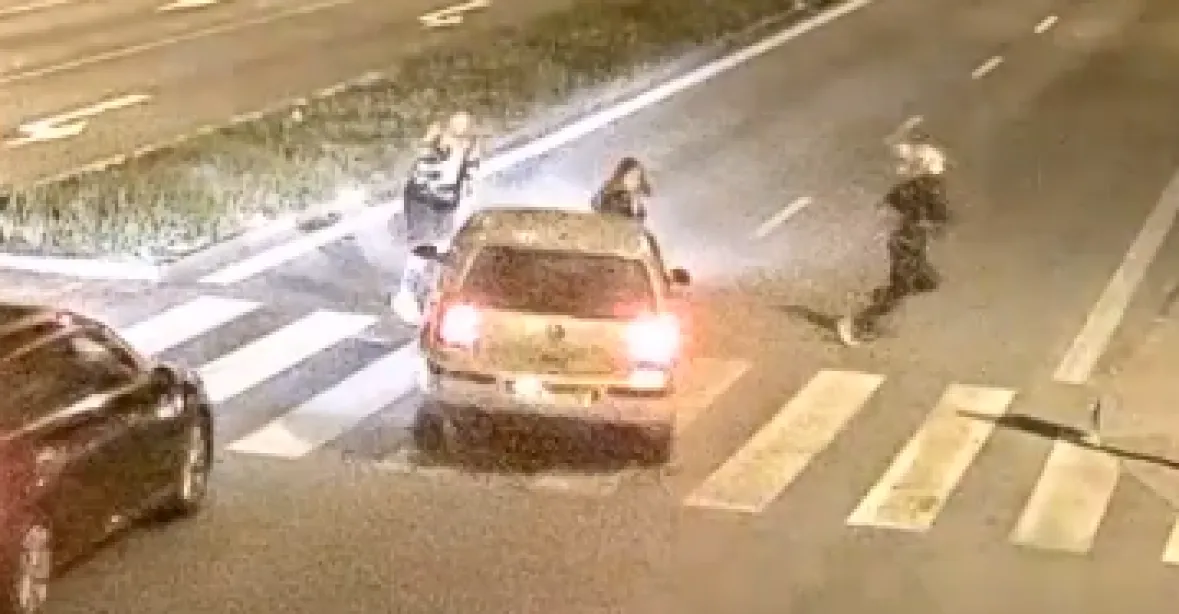 VIDEO: Řidič nezastavil před přechodem, ve vysoké rychlosti srazil mladou ženu