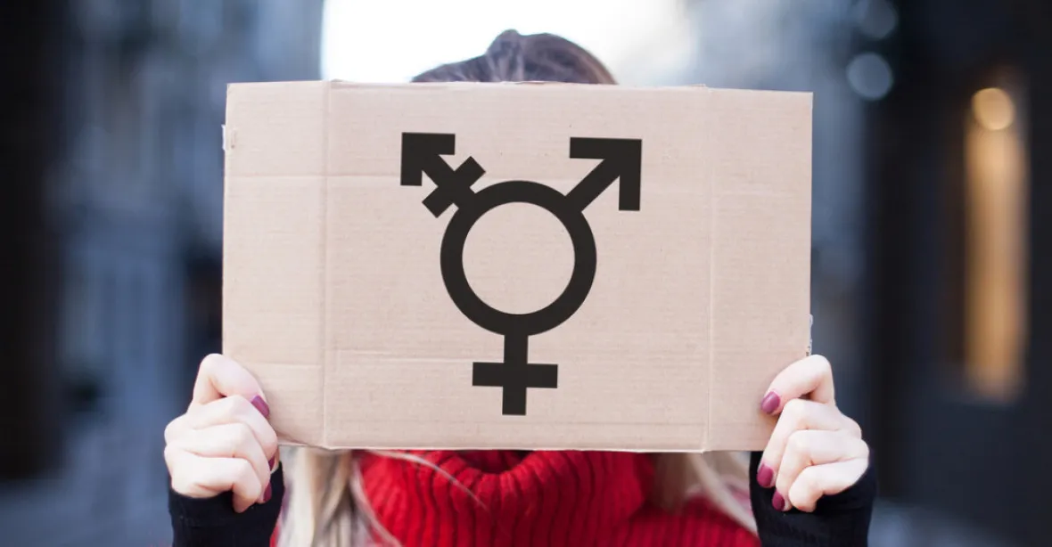 Úspěch transgenderu v Británii. Odvolací soud zrušil omezení podávání blokátorů puberty dětem