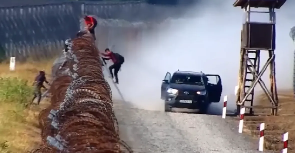 VIDEO: Migranti na maďarských hranicích překonávají ostnatý plot pomocí žebříků