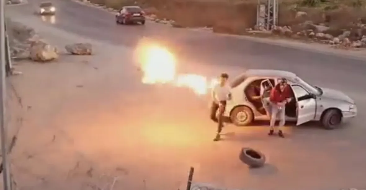 VIDEO: Terorista nešika. Útočil v Izraeli na kibuc, sám se přitom zapálil