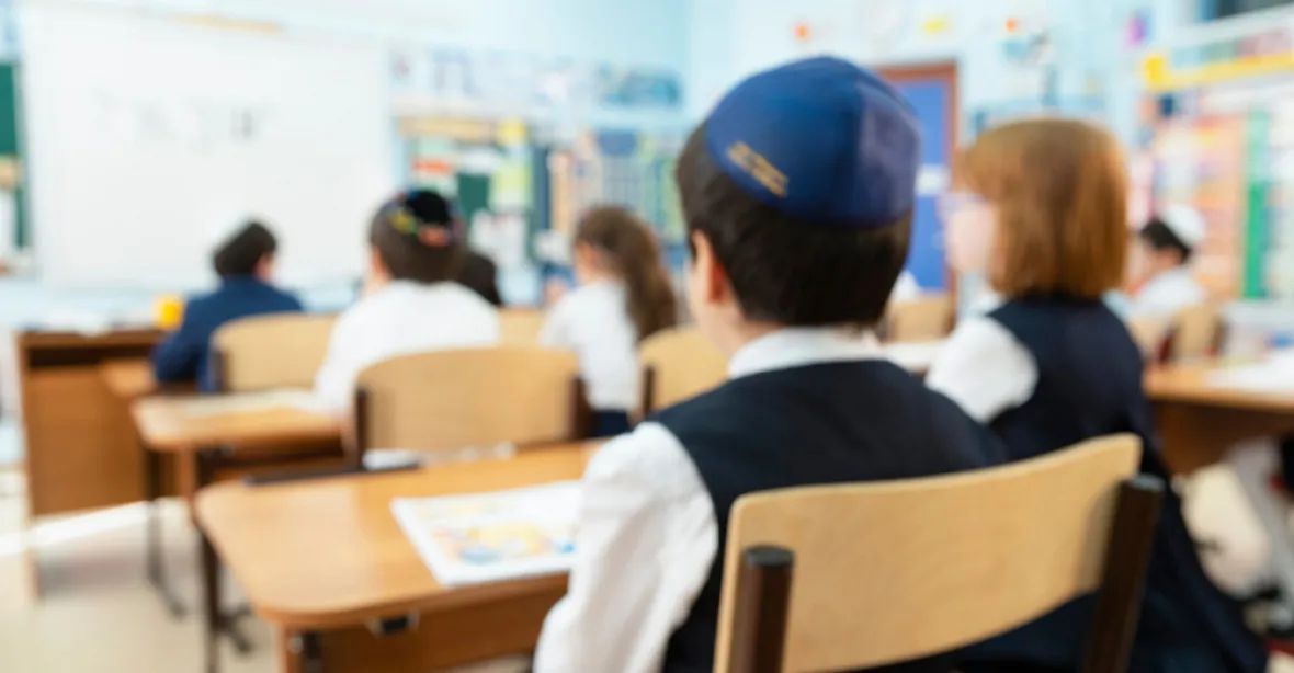 Ředitelka židovské školy jde k soudu. Podle obžaloby sexuálně zneužila 70 dětí