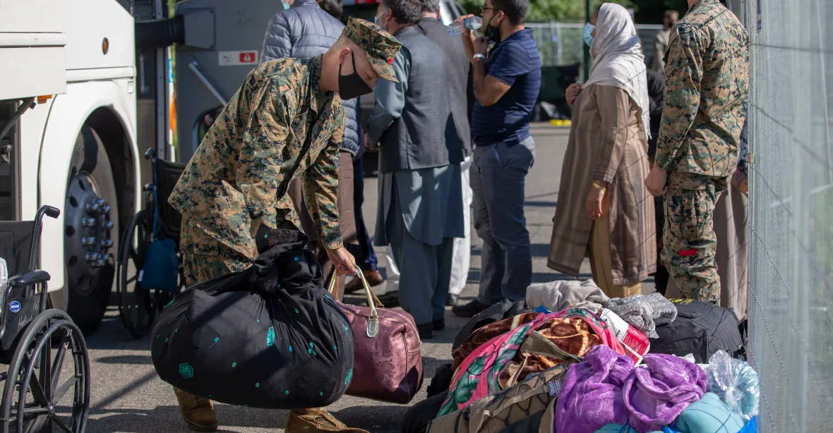 Evakuovaní Afghánci v USA čelí obvinění z domácího násilí a sexuálního zneužití