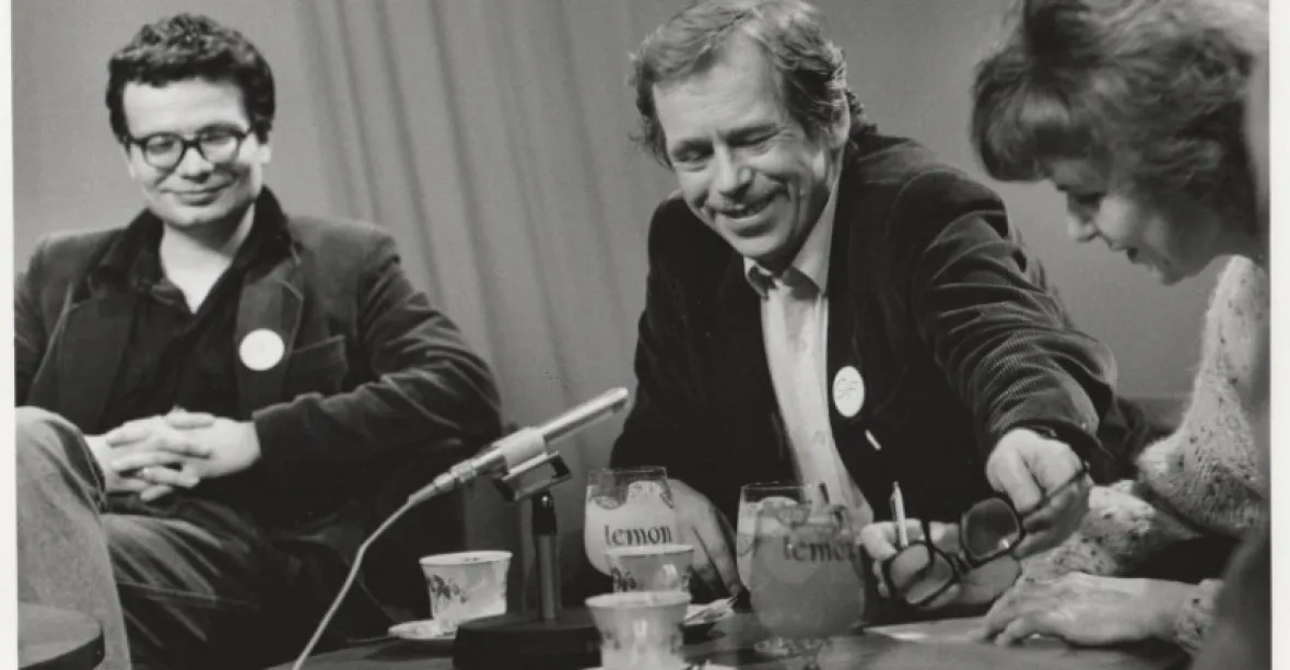 Václav Havel by oslavil 85. narozeniny. Zeman poslal květiny, vzpomínají i ve světě