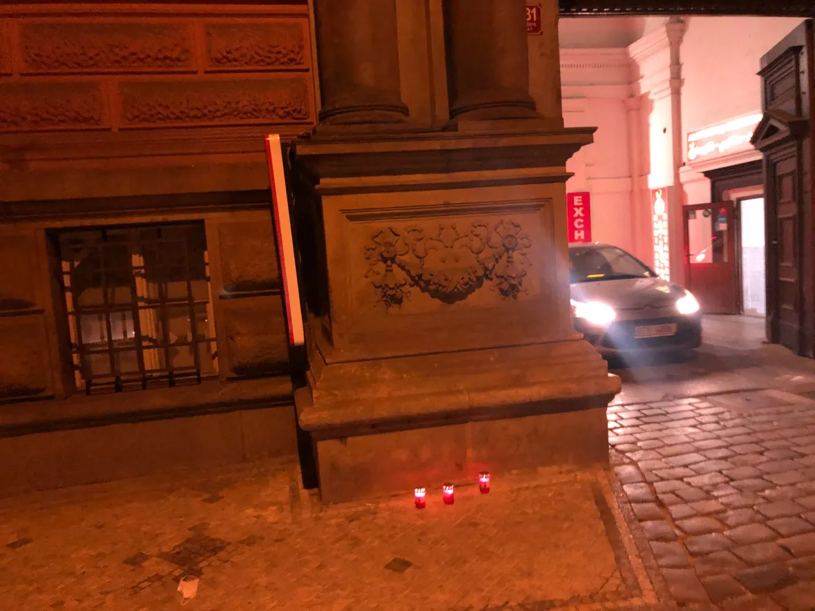 Hřbitovní svíčky před hlavním sídlem KSČM.