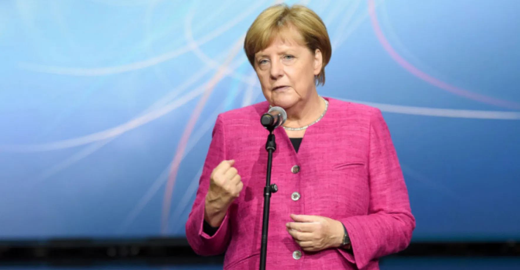 Merkelová na odchodu krotí Brusel a vyzvala ke kompromisům s Polskem a Maďarskem