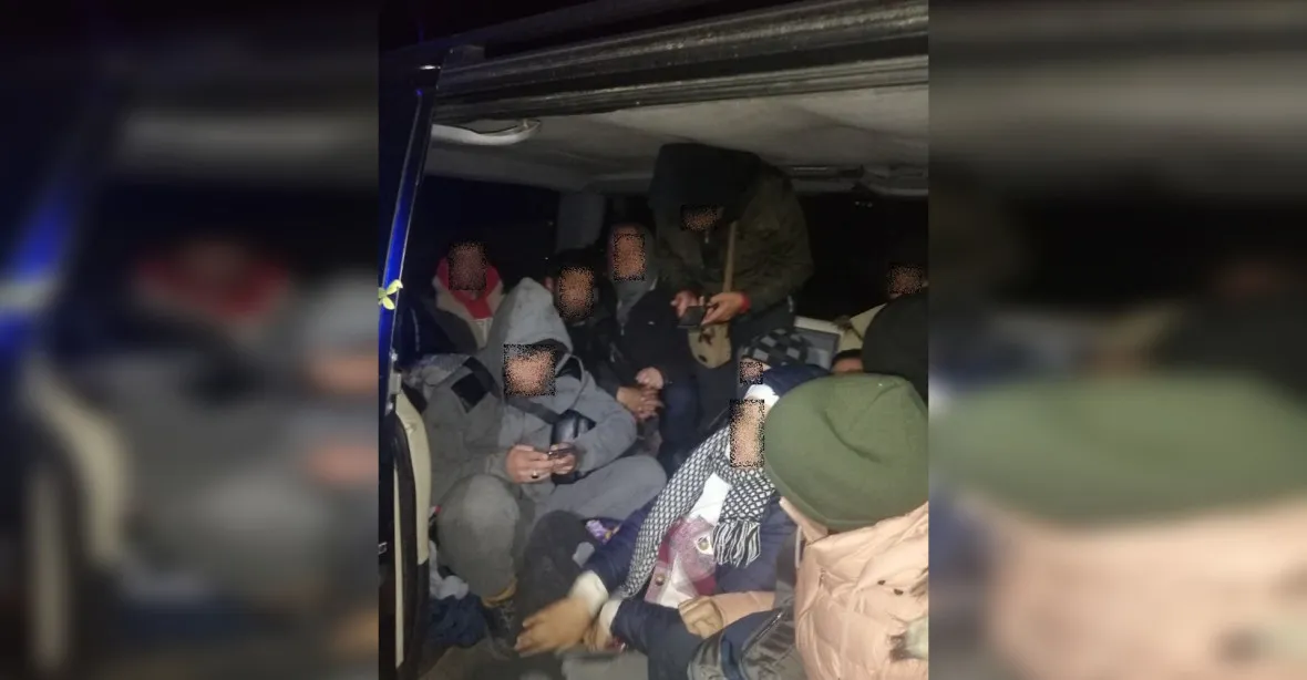 Na Ústecku havarovalo auto s 15 migranty. Řidič utíkal do tunelu