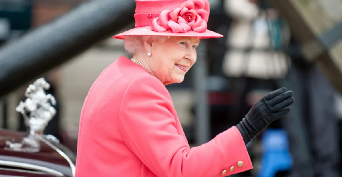 Lékaři doporučili britské královně, aby si několik dnů odpočinula