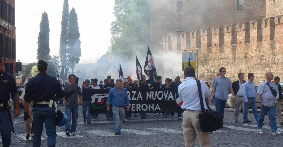 Italský senát vyzývá k rozpuštění strany, která se podílela na protestech proti covidpasům