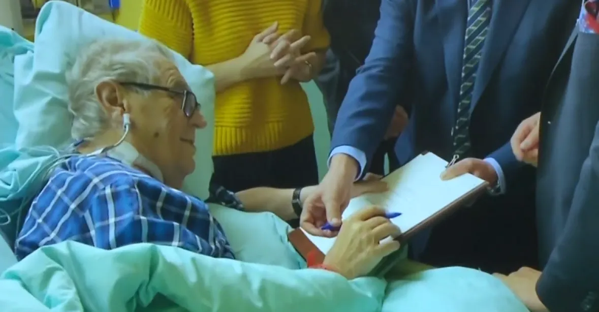 FOTOGALERIE: Hradní kancelář ukázala video se Zemanem z nemocnice