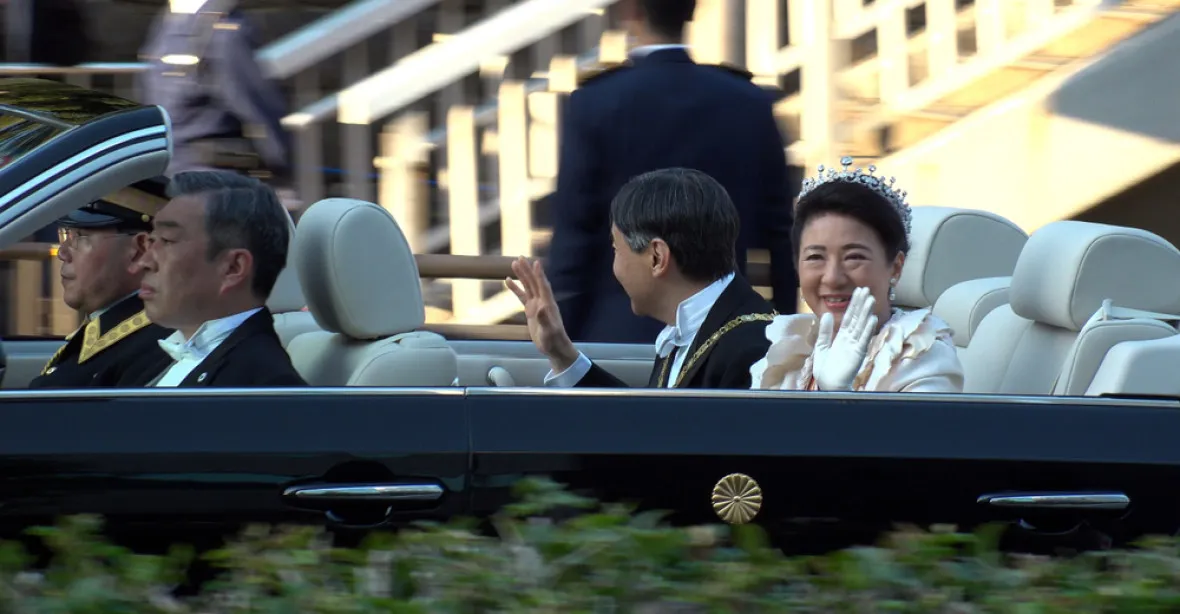Japonská princezna se vdává. Proti jejímu snoubenci se v Tokiu demonstruje