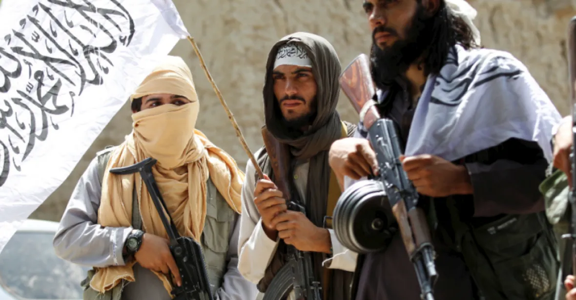 Tálibán vede tajnou válku proti Islámskému státu. Zůstávají po ní popravení u silnic