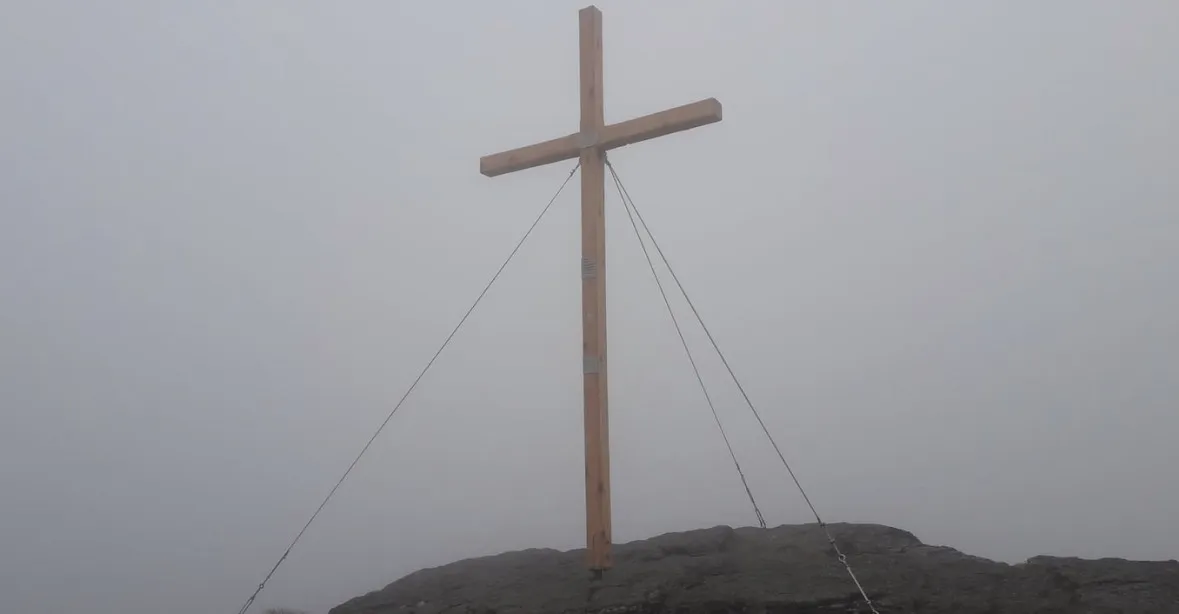 Dřevěný kříž musí z kopce pryč. CHKO se kvůli vysoké návštěvnosti obává o mechy