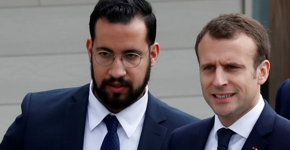 Macronův bývalý bezpečnostní poradce, který v převleku bil demonstranty, půjde na rok za mříže