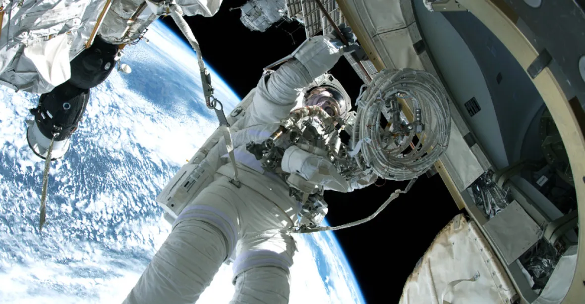 Space X bez toalety. Astronauti z ISS se budou vracet v plenách