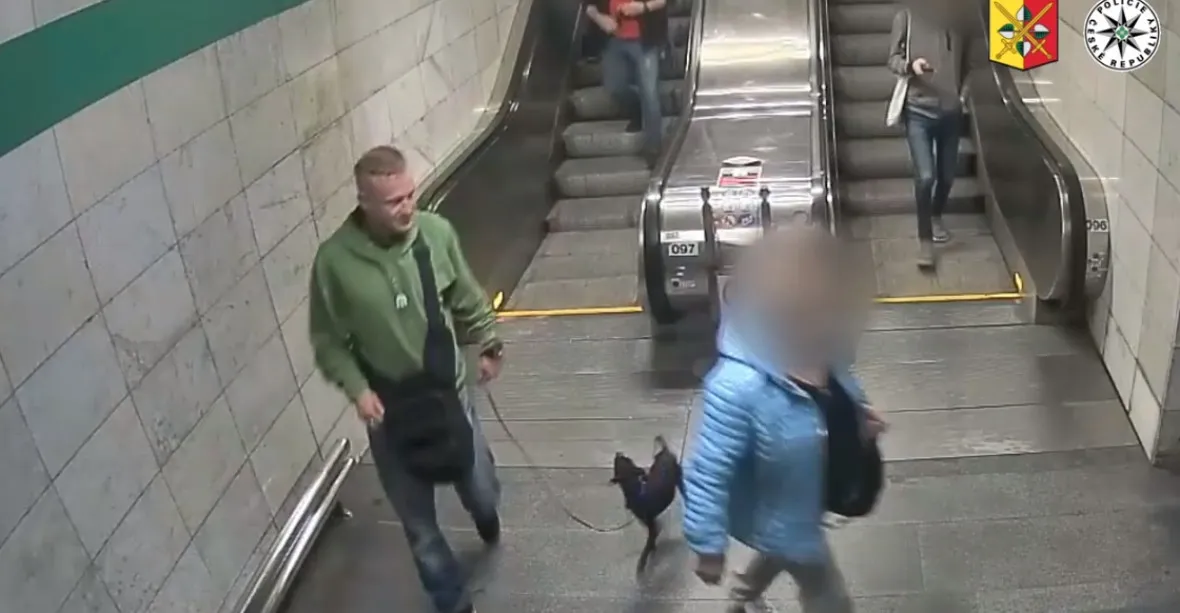 Trojice mužů ukradla v metru psa spícímu cestujícímu, hledá je policie