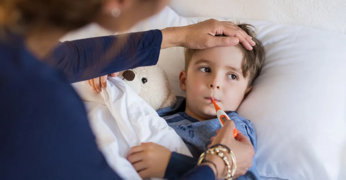 Děti se nejčastěji nakazí chřipkou v dětských kolektivech, ukázal průzkum. 85 % rodičů pak s nimi zůstává doma