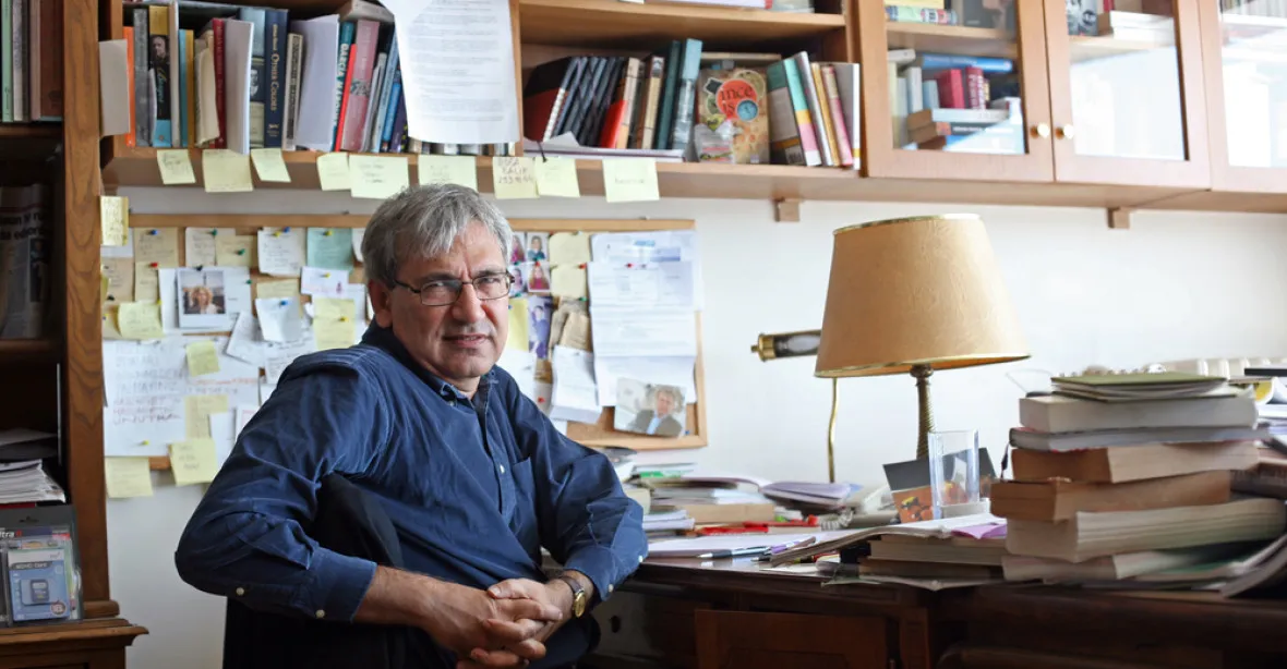 Nobelista za literaturu Orhan Pamuk čelí vyšetřování. Údajně v knize hanobil vlajku i Atatürka