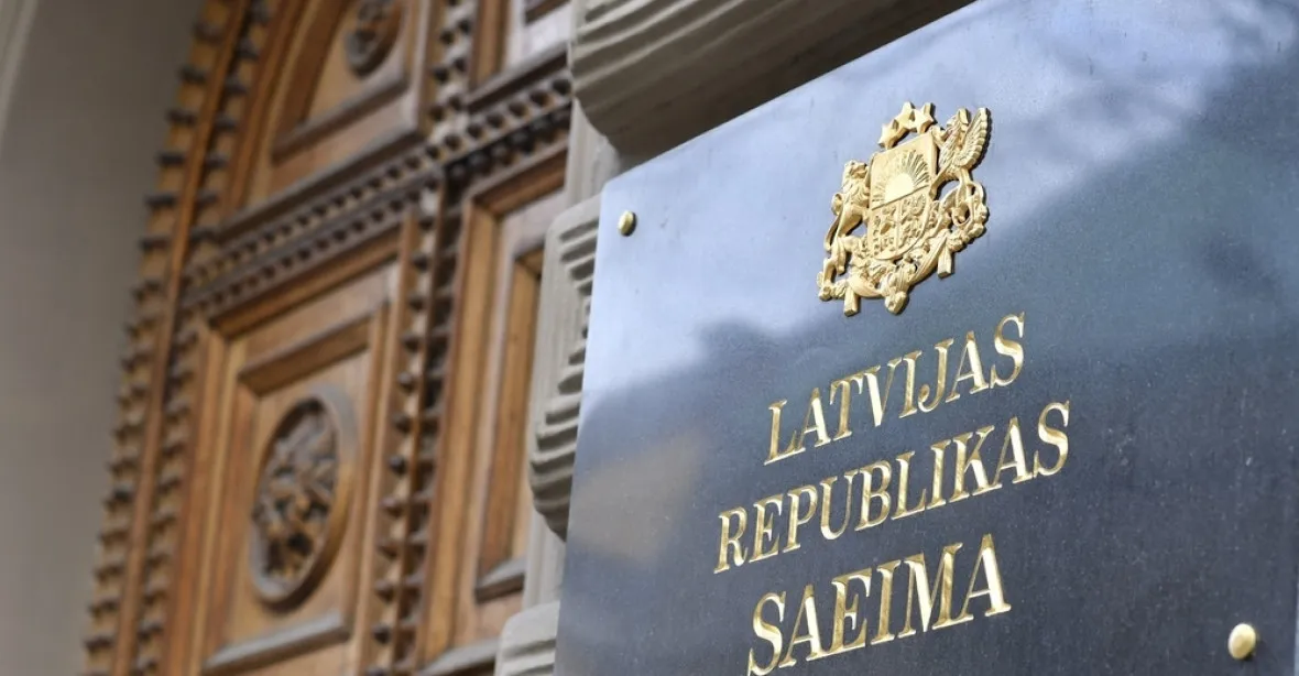 Tvrdě proti neočkovaným. Lotyšsko zakázalo poslancům bez vakcinace účast na schůzích