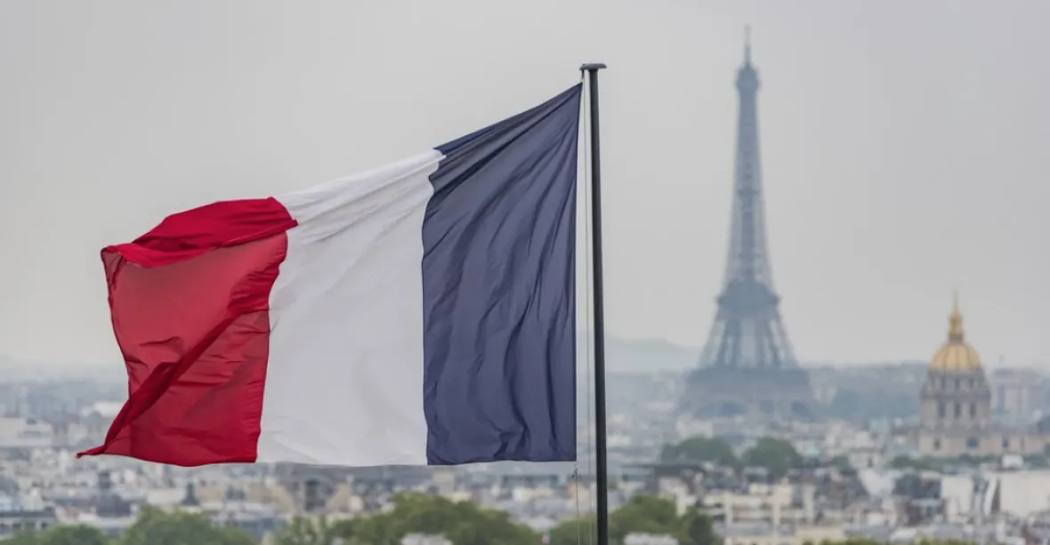 Macron v tichosti změnil barvu francouzské vlajky, rozhodl se pro námořnickou modř