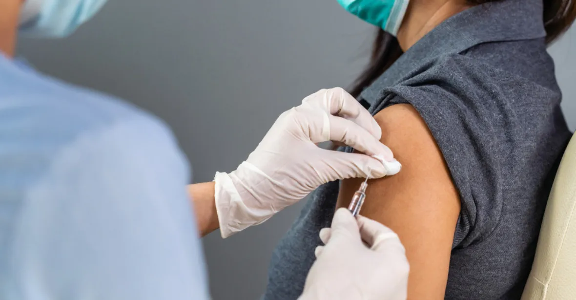 Povinné očkování lze zavést vyhláškou, hrozí ale žaloby za vedlejší účinky