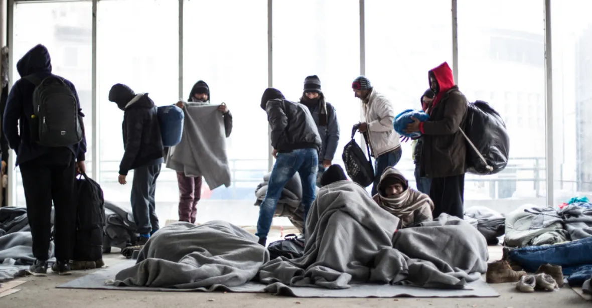 Francie vyklidila tábor migrantů u Dunkerku. Do Británie jich pluje až 1000 denně