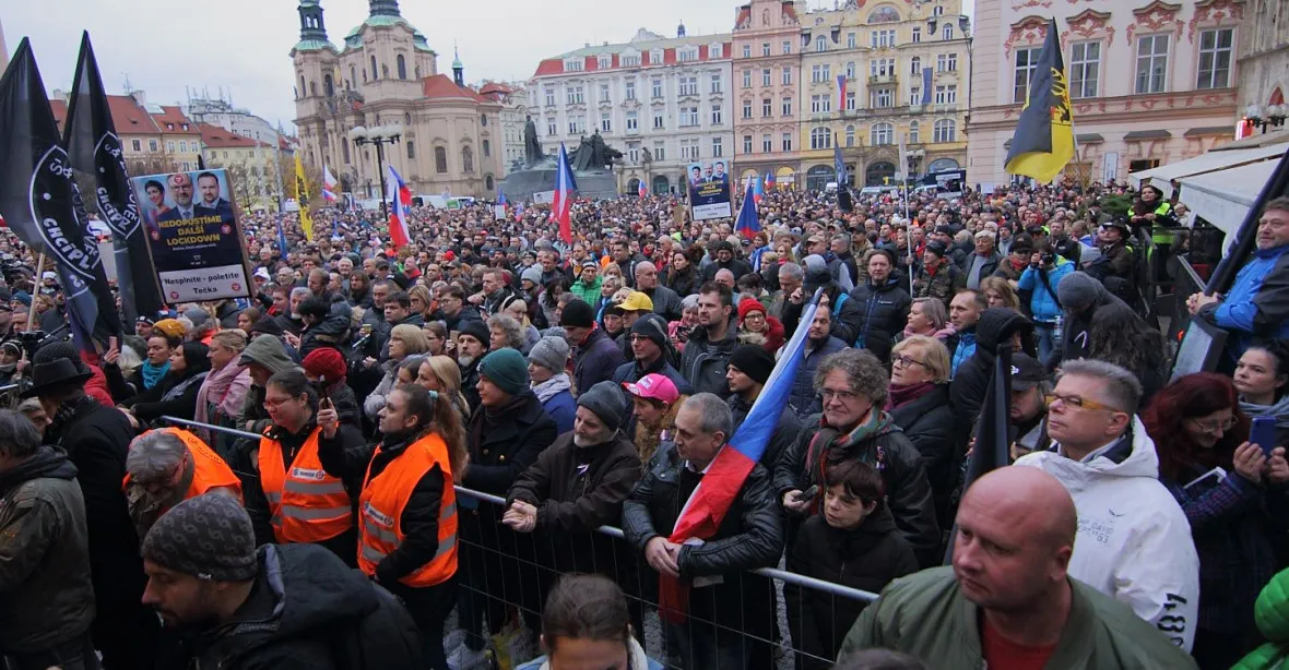 FOTO: „Covidová totalita.“ Odpůrci opatření se sešli v centru Prahy