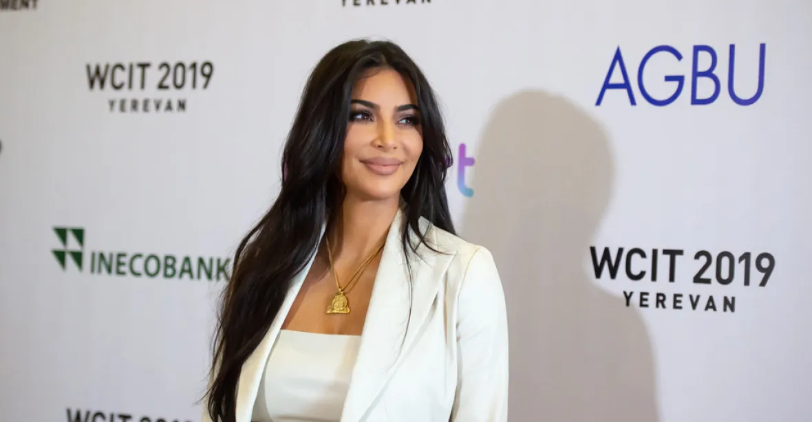 Falešní policisté přepadli Kim Kardashian a ukradli jí šperky. Obžaloba viní 12 lidí