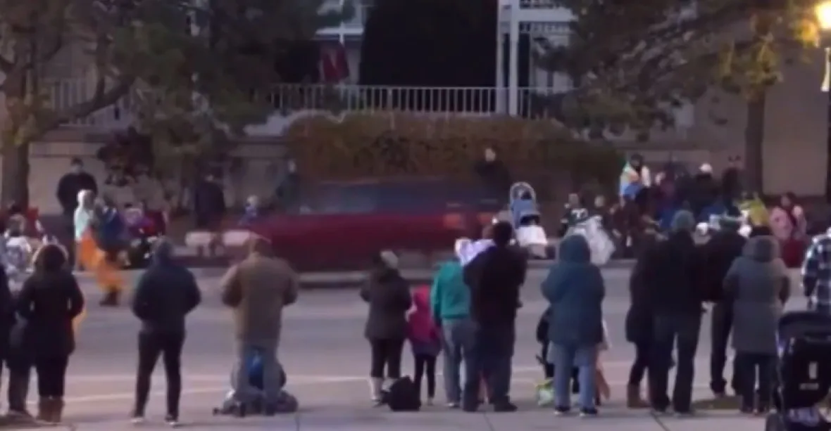 VIDEO: Do vánočního průvodu ve městě Waukesha vjelo auto, nejméně pět lidí zemřelo