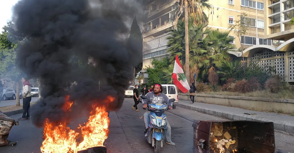 VIDEO: Hořící pneumatiky a blokované silnice. Libanonci protestovali kvůli masivnímu propadu měny
